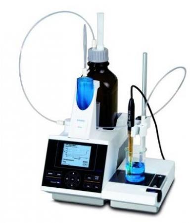 SI Analytics Titrátory TitroLine 6000 / 7000 SI Analytics Titrátory TitroLine 6000 / 7000 TitroLine® 6000 a 7000 s mají moderní konstrukcí, velmi příznivou cenou a zároveň splňijí nejnáročnější požadavky na přesnost, spolehlivost a flexibilitu. Mají jednoduché intuitivní ovládání pomocí skleněného ovládacího panelu s dotykovým ovládáním, kvalitní TFT displej.Během titrace se zobrazuje titrační křivka, vyhodnocení bodu ekvivalence a 1. derivace. Vyměnitelná (5, 10, 20 a 50 ml) inteligentní dávkovací jednotka má RFID čip pro uchování dat (objem odměrného válce, název titr. činidla, konc. činidla, faktor, datum přípravy, expiraci). Rozhraní 2x RS232, 3x USB port -pro připojení magnetického míchadla, klávesnice, tiskárny, analytických vah, PC a USB disku. Kapacita paměti - uložení 50 titračních metod a vzorců. Automatické titrátory naleznou uplatnění především ve vodárenskýchod provozech, potravinářském a chemickém průmyslu. Typickými aplikacemi jsou acidobázické a redox titrace, stanovení dusíku (Kjeldahl), chloridů, chemické spotřeby kyslíku, čísla kyselosti, čísla zmýdelnění, hydroxylového a jodového čísla, celkové tvrdosti vody aj.